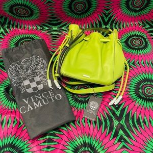NWT Luxe leather bucket bag. Crossbody strap 9"W 7"H 3"D 💚 bright apple green💚